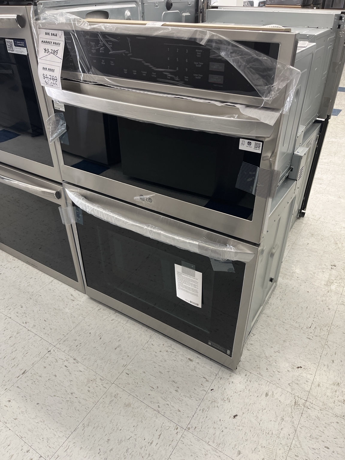 Actual LG wall oven on the MD Appliances showroom floor